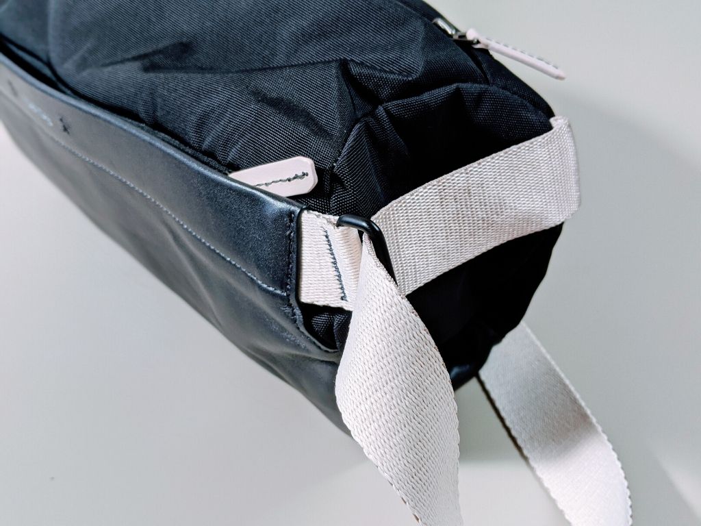 Bellroy Sling Premiumをレビュー。白と黒のコントラストがおしゃれなボディバッグ。