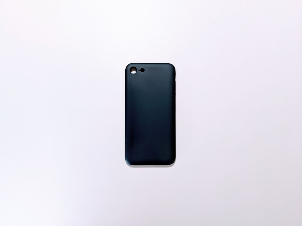 【レビュー】超ミニマルなiPhone SE2用ケース、MYNUS iPhone SE CASE